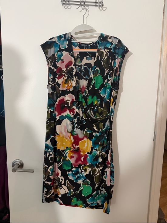 Daisy Fuentes Dresses & Skirts - Daisy Fuentes Floral Multicolor V-Neck Cap Sleeve Dress